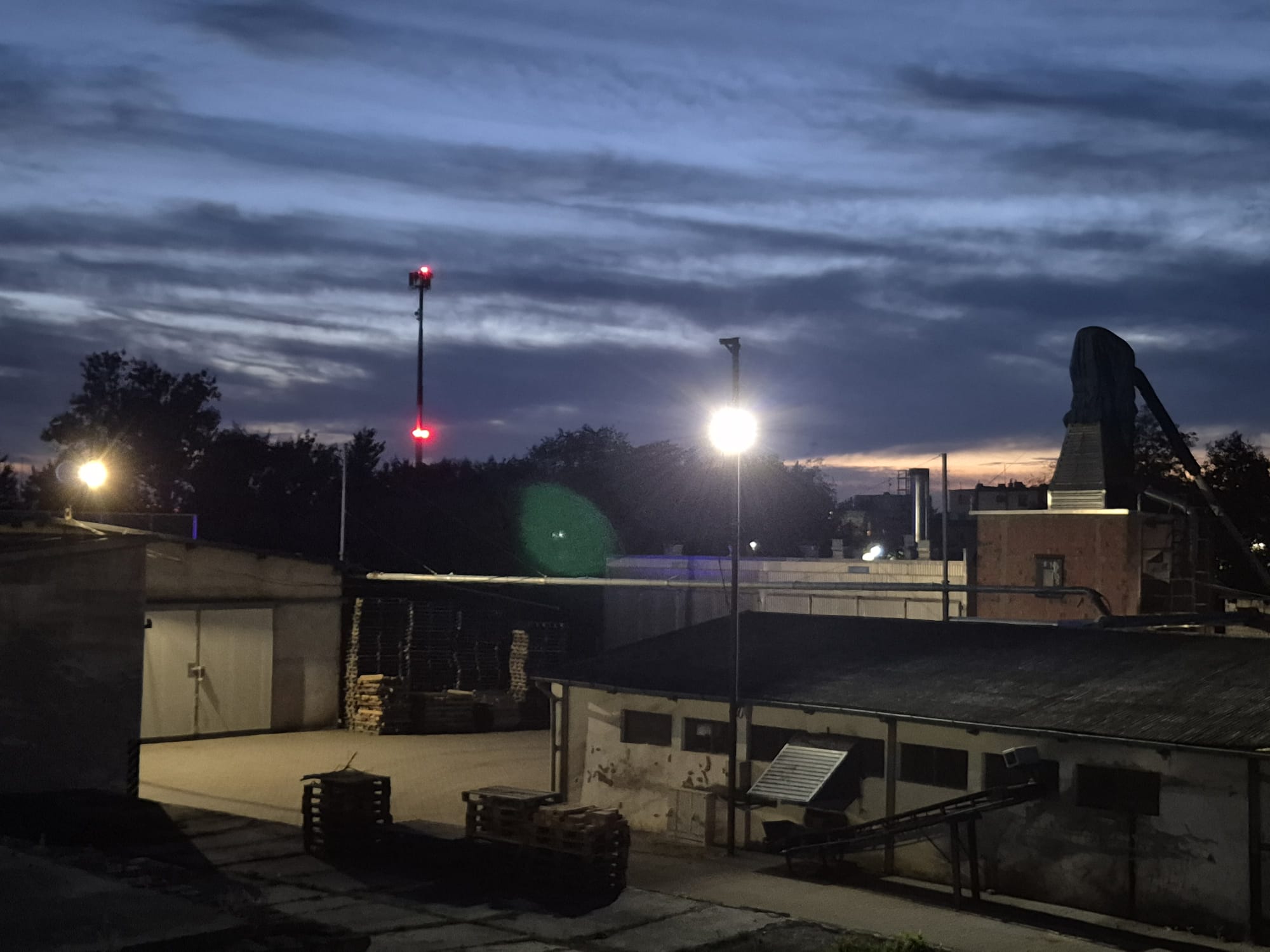 Nocne oświetlenie obiektu masztami LED
