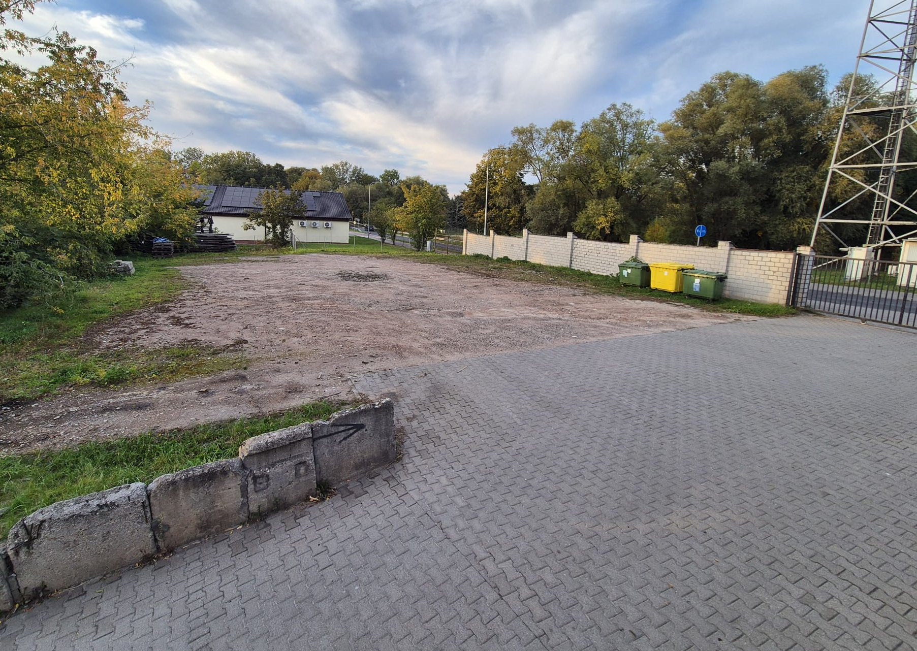 Utwardzony plac parkingowy
